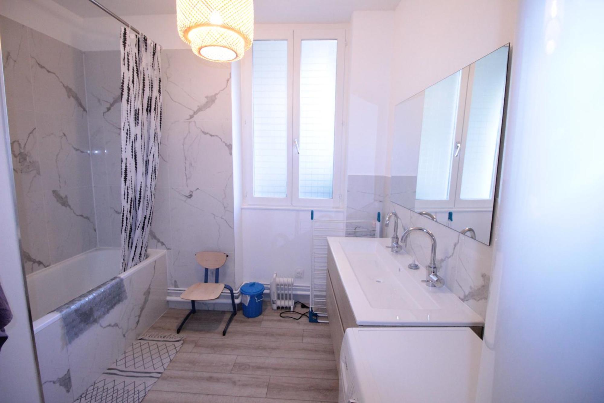 Logement Neuf "Meuse" - Hyper Centre - Parking Proche - Proche Gare - 4 Chambres - Terrasse Couverte - Wifi ! Gere Par Prestazen'Services ヴェルダン・シュル・ムーズ エクステリア 写真